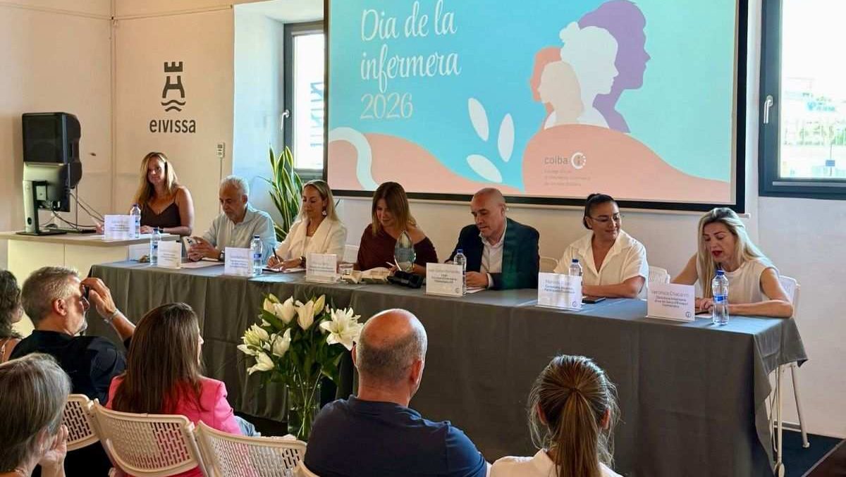En el acto participaron el decano de la Facultad de Enfermería y Fisioterapia de la UIB, Juan Carlos Fernández; la consellera del Consell Insular de Eivissa, Marilina Ribas; el gerente y la directora enfermera del Área de Salud de Ibiza y Formentera, Eduardo Escudero y Verónica Chaparro; y la regidora de Infancia, Igualdad y Mayores del Ayuntamiento de Ibiza, Sara Barbado; además de gerentes subdirectores enfermeras de centros sanitarios y sociosanitarios, entre otras autoridades.